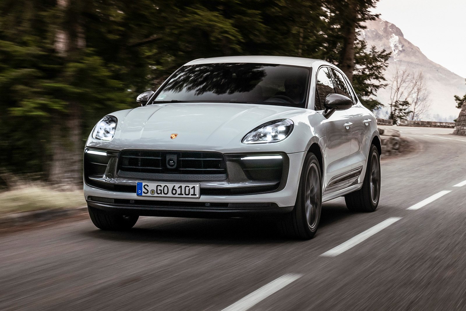 porsche macan front three quarter 1